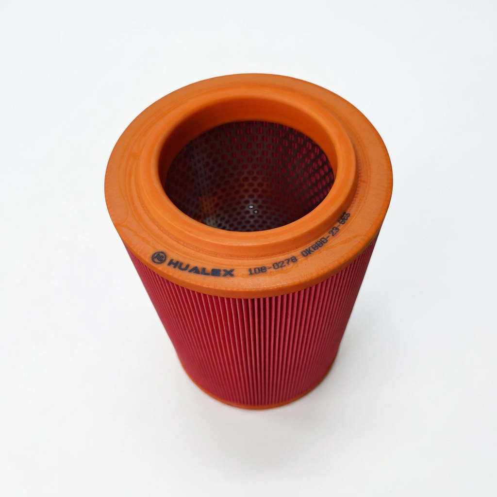 Filtro de aire OEM 0K6B0-23-603 sobre fondo blanco